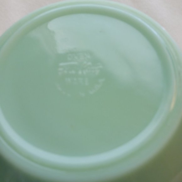 Vintage 1950's Fire King Jadeite Batter Bowl With Handle and Spout Made In USA - Picture 5 of 5